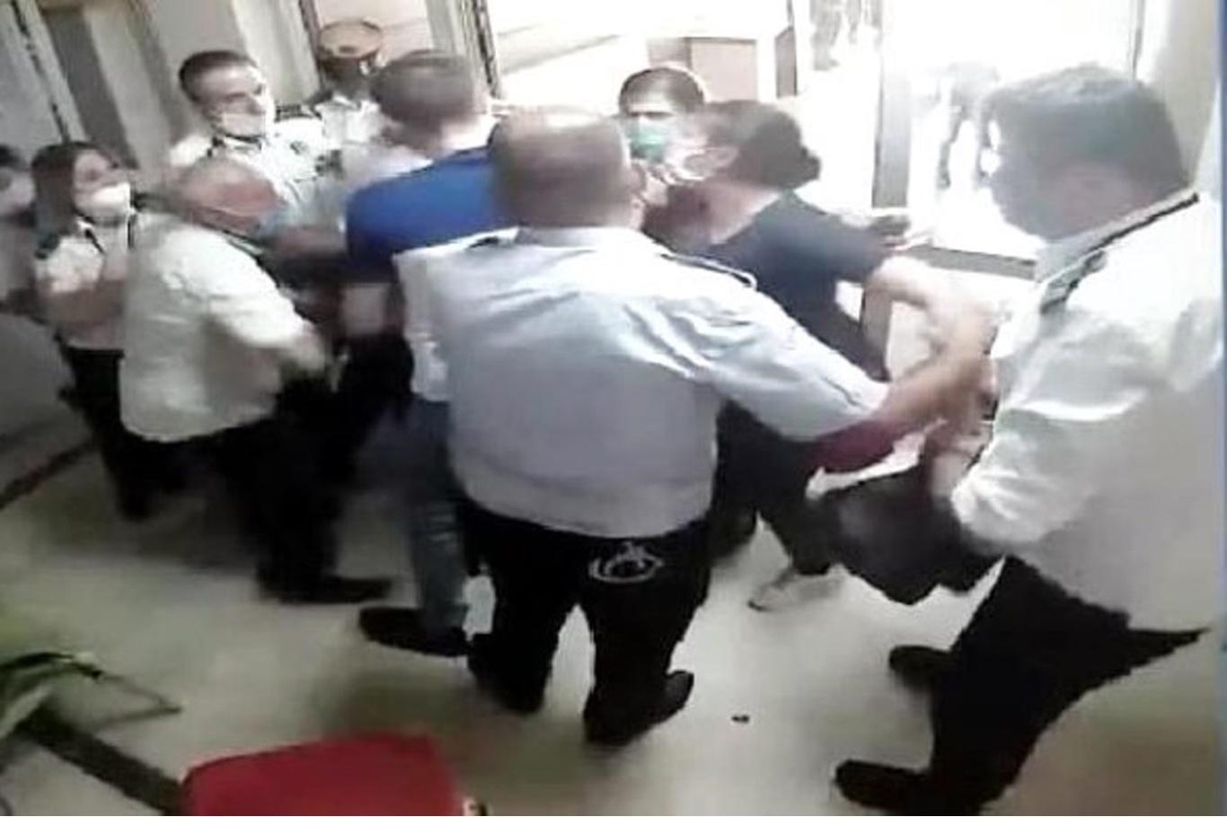 Hastanede kadın güvenlik görevlisine yumruklu saldırı kamerada